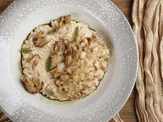 Ніжка кролика су-від з пастою орзо та запеченим топінамбуром