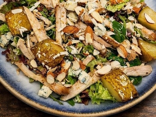 Салат з карамелізованою грушею, куркою та сиром Дор-блю