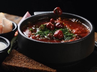 Борщ з качкою та вишнями