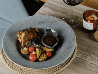 Стейк з курячого стегна та овочами гриль