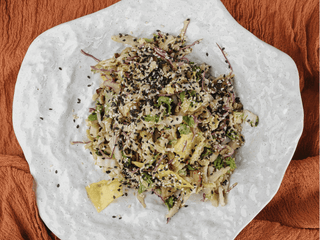 Теплий салат з куркою та горіховим соусом