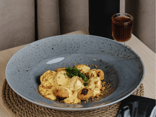 Смажені пельмені з сирним соусом