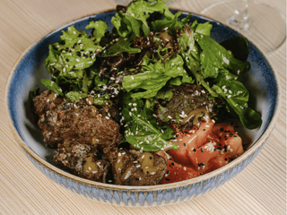 Салат з печінкою та медово-гірчичним соусом