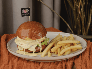 Бургер з куркою та сирним соусом