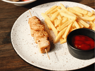 Міні шашличок з курочки та картоплею фрі