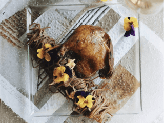 Качина ніжка з гречаною локшиною, яблуками та м'ятою