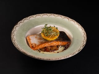 Стейк з Лосося на  овочевій подушцi під базиліковим соусом