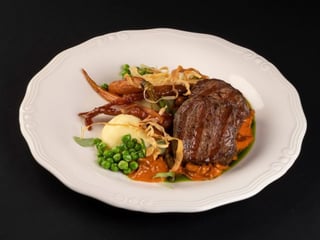 Телятина з лисичками, картоплею пюре та молодою морквою