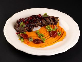 Телятина  під журавлиновим соусом з овочевим пюре, боби едамаме