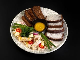 Домашнє сало з чорним хлiбом та  смальцем