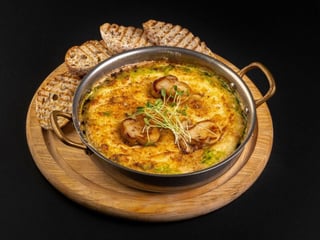 Сковорідка з білими грибами і  кроликом