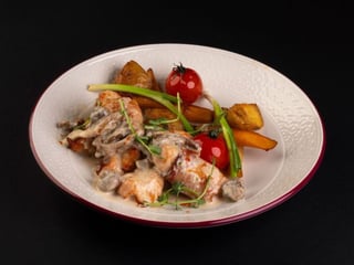 Фiле курки загорнуте в беконi під грибним соусом та  печеними овочами