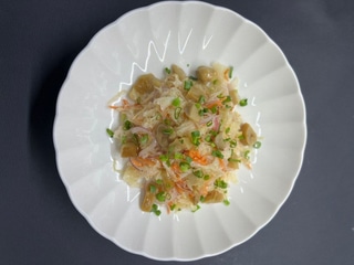 Салат з квашеної капусти та білими грибами