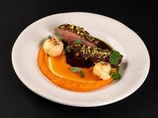 Качина  грудка  з морквяним пюре ньоками та ожиновим соусом