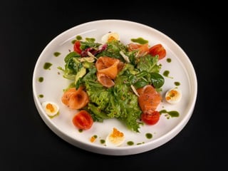 Салат з соленим лососем та  авокадо