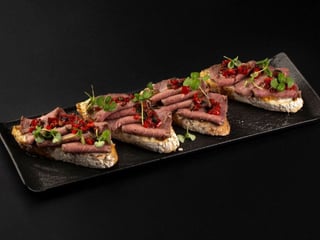 Брускета  з розтбiфа  та  пiкантною сальсою