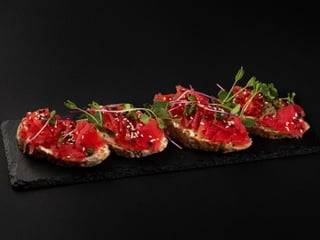 Брускета  з тунцем та  в'яленими томатами