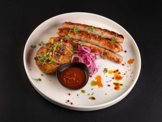 Домашнi ковбаски з печеною картоплею з салом