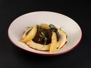 Телятина  тушкована  в червоному винi пюре пастернака і карамелізована  груша
