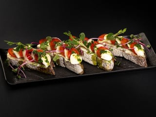Брускета  з томатами та  сиром моцарелла