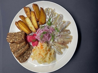 Тюлька з картоплею по-селянськи , квашеною капустою та грінками