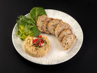 Тар-тар з лососем та  сиром Фiладельфiя