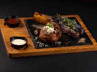 Яловиче ребро з печеною картоплею