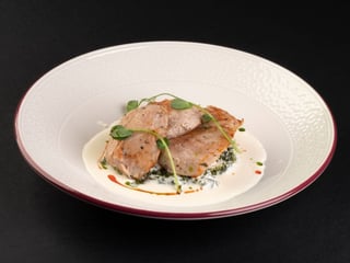 Фiле iндички зi шпинатом пiд вершковим соусом