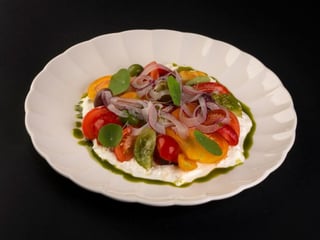 Салат з помідорами та страчателлою