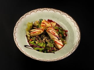 Салат з сиром сулугуні запеченим  в тiстi Фiлло