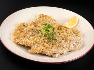 Шнiцель по-вiденськи з зеленим маслом