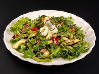 Салат з руколою та  сиром “Буррата”