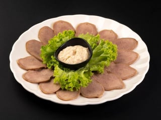 Язик вiдварний з соусом Хрiн