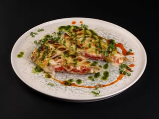 Сир сулугунi в лавашi зі свіжим базиліком