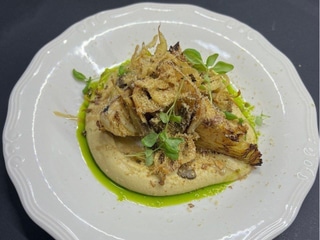 Стейк з капусти з хумусом та грибами