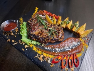 Стейк з телятини з картоплею по-креольськи