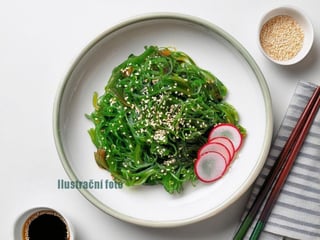 11. Salát s wakame