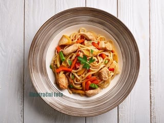 Udon kimchi nudle s tofu a houbami