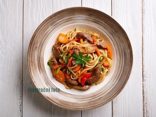 Udon kimchi nudle s hovězím a houbami