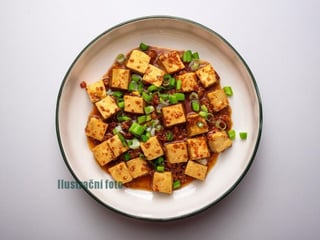 Dušené tofu s arašídovou kari omáčkou