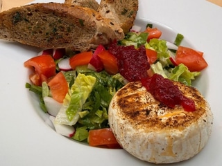 Listový salát s grilovaným camembertem, rajčaty, ředkvičkou, brusinkami a corn bagetkou  / VEGE 290 g (1,3,7)