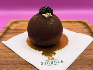 Dezert: Čokoládový mousse s panama rumem, mangovy gel a rumový karamel se sušenkou z mandli 