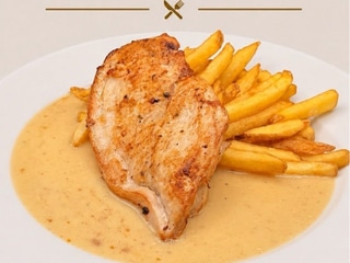 Kuřecí steak s tvarůžkovou omáčkou, smažené hranolky 170 g (7)