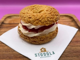 Dezert: Royal věneček s vanilkovým krémem a malinami (1,3,7)