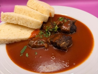 Rajská omáčka s pomalu taženým hovězím a domácím houskovým knedlíkem 150 g (1,3,7)