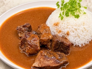 Vepřová plec na tmavém pivu s cibulkou, jasmínová rýže 150 g (1 )