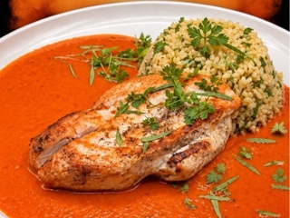 Kuřecí steak s omáčkou z pečených paprik, bylinkový bulgur 170 g (1,3,7)