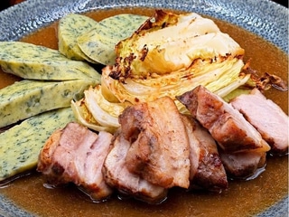 CHEF MENU – Lisovaný bůček ala vrabec, špičaté zelí na miso másle, bramborovo-špenátový knedlík, silná vepřová šťáva (1,3,7) 150g