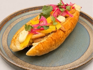 CHEF MENU –  Bageta Banh mi plněná marinovaným vepřovým bůčkem, nakládaná zelenina, wasabi mayo, koriandr  (1,3,7) 140 g