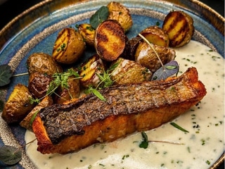 BUSINESS –Pečený steak z lososa s jemnou pažitkovou omáčkou a pečené brambory Grenaile 150 g (4,7)